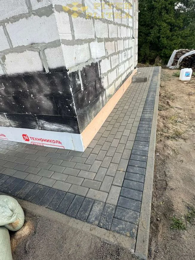 Отмостка из брусчатки Кирпичик вокруг дома