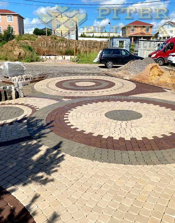 Площадка с круглимы узорами из Брука классика белый-серый-коричневый