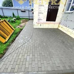дорожка и площадка с узорами из кирпича