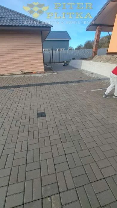 Площадка из брусчатки кирпичик  серый-черный