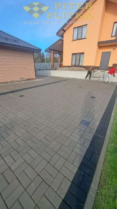 Площадка из брусчатки кирпичик  серый-черный
